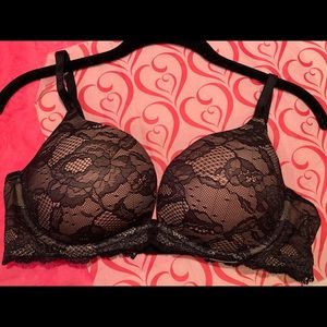 SEXY WOMEN’S VICTORIA’S SECRET LACE PUSH-UP BRA.